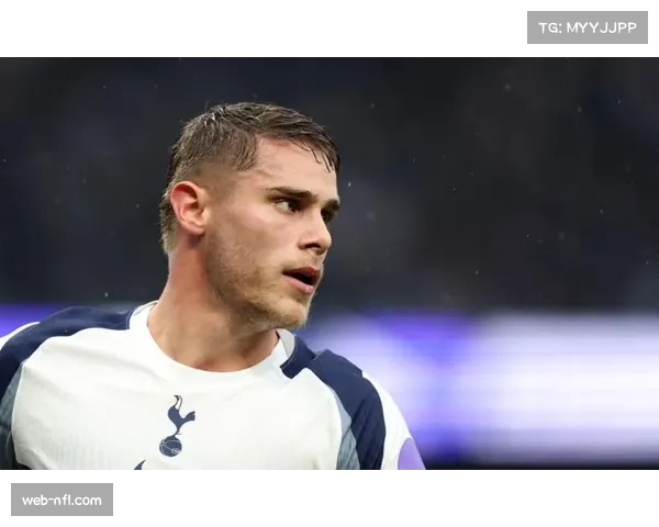 伊萨克进球伤退瞬间:被范德芬撞倒后无法站立,由队医搀扶离场